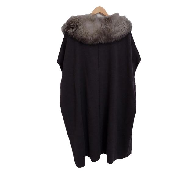 St. John poncho cape with fur collar size Medium NWT - Picture 5 of 16